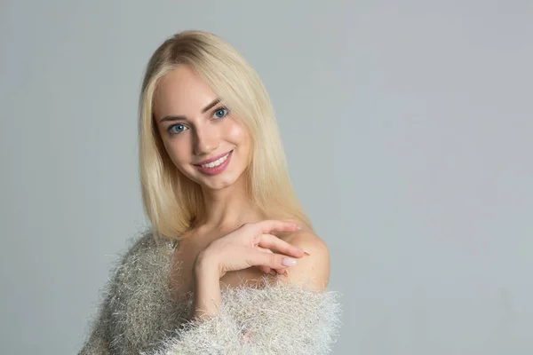 Bela Jovem Menina Elegante Com Sorriso Fundo Leve — Fotografia de Stock