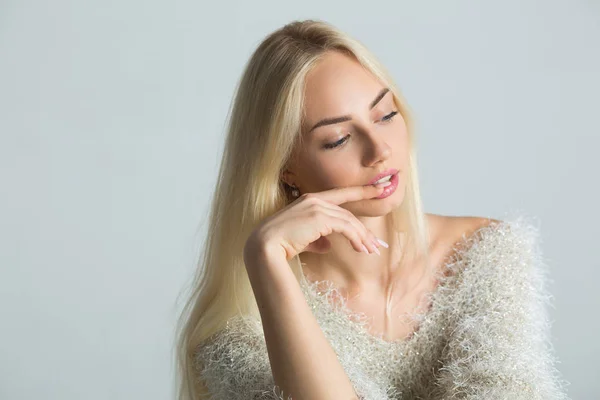 Retrato Uma Bela Menina Elegante Com Rosto Pensativo Fundo Claro — Fotografia de Stock