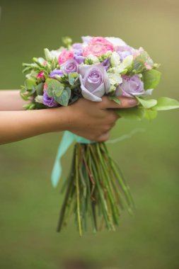 güzel şık düğün buket düğün günü gelinin elinde taze çiçek
