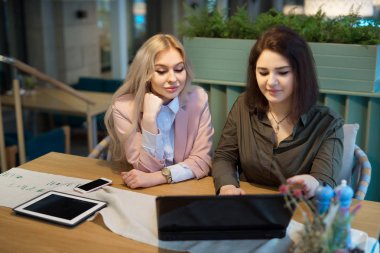 iletişim ve ofis içinde laptop arkasında yemek masasında iş güzel modern kız kız