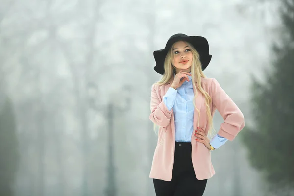 Mooi Jong Meisje Een Roze Jas Hoed Wandelen Het Park — Stockfoto