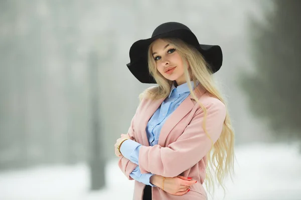 Menina Bonita Uma Jaqueta Rosa Chapéu Andando Parque Inverno — Fotografia de Stock