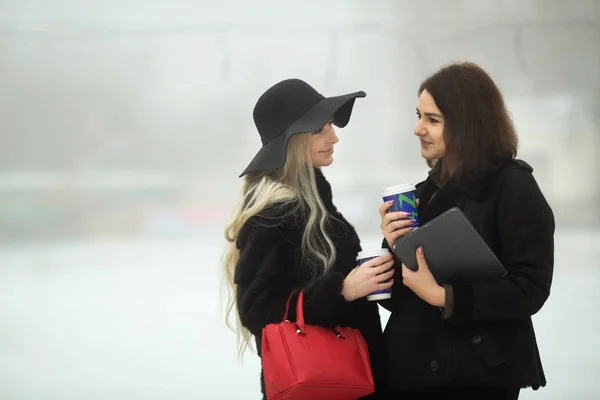 Twee Mooie Jonge Meisjes Warme Kleren Socialiseren Lopen Drinken Koffie — Stockfoto