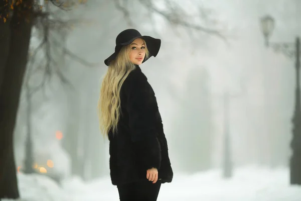 Mooi Jong Meisje Bontjas Hoed Wandelen Het Park Winterweer — Stockfoto