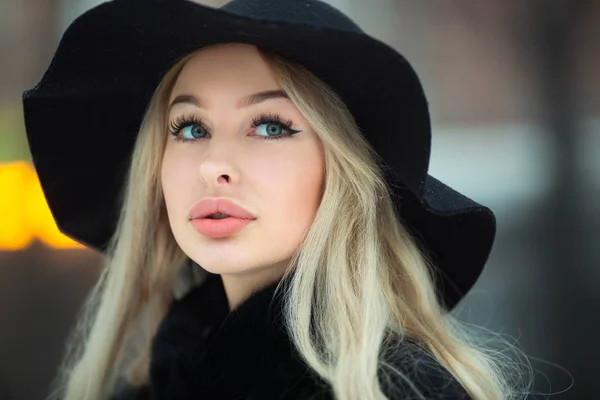 Portrait Une Belle Jeune Fille Dans Chapeau Marchant Extérieur Par — Photo