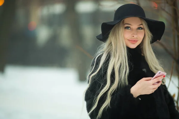 Belle Jeune Fille Manteau Fourrure Chapeau Marchant Dans Parc Par — Photo