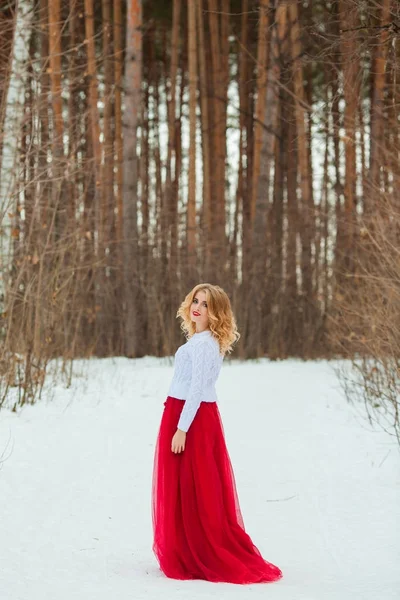 Mooie Jonge Blonde Meisje Witte Trui Rode Jurk Met Make — Stockfoto