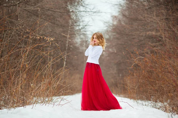 Mooie Jonge Blonde Meisje Witte Trui Rode Jurk Met Make — Stockfoto