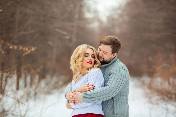 Krásný Mladý Pár Lásce Lehké Svetry Procházky Parku Chladném Počasí — Stock fotografie