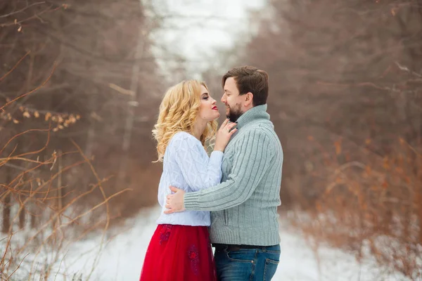 Mooie Jong Koppel Liefde Lichte Truien Wandelen Het Park Bij — Stockfoto