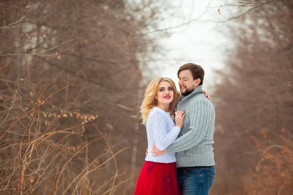 美丽的年轻情侣相爱 穿浅色毛衣 在寒冷的天气里漫步在公园里 — 图库照片