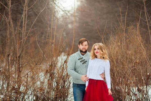 Beau Jeune Couple Amoureux Pulls Marchant Sur Parc Forestier Enneigé — Photo