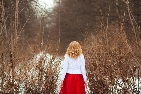 Jong Blond Meisje Witte Trui Rode Jurk Met Make Haarsnit — Stockfoto