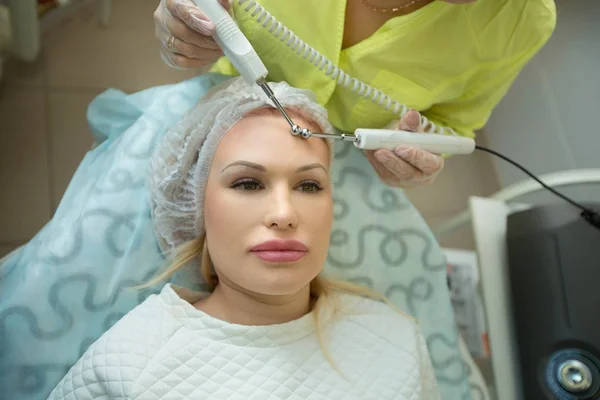Beautiful Young Girl Beauty Salon Doing Facial Rejuvenation Procedures Specialist — Stock Photo, Image