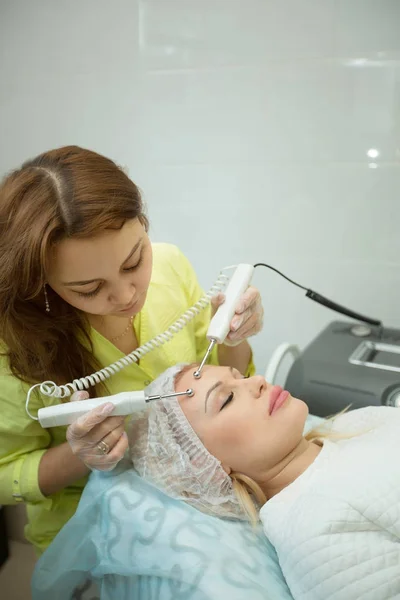 Hermosa Joven Salón Belleza Haciendo Procedimientos Rejuvenecimiento Facial Con Especialista — Foto de Stock