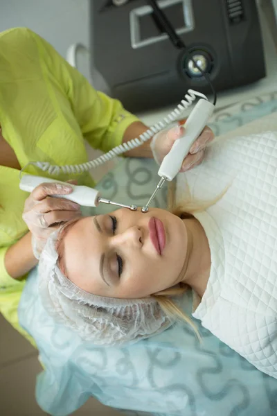 Hermosa Joven Salón Belleza Haciendo Procedimientos Rejuvenecimiento Facial Con Especialista — Foto de Stock