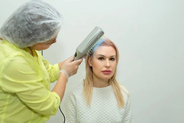 Mooi Jong Meisje Een Schoonheidssalon Procedures Voor Groei Gezondheid Van — Stockfoto