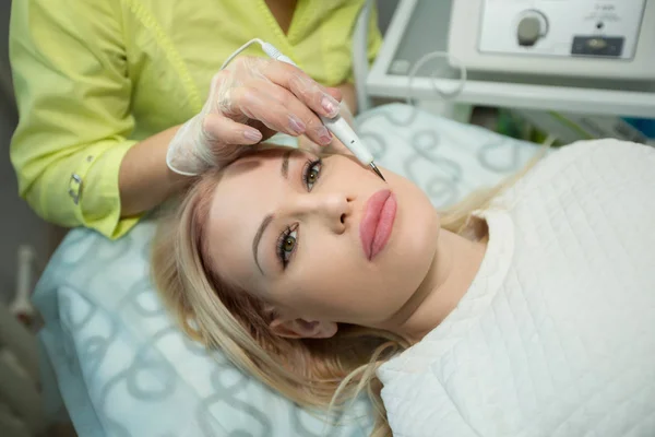 Hermosa Joven Salón Belleza Haciendo Procedimientos Rejuvenecimiento Facial Con Especialista — Foto de Stock