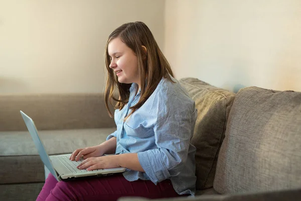 Hermosa Chica Adolescente Cuerpo Completo Trabajando Detrás Computadora Portátil Casa — Foto de Stock