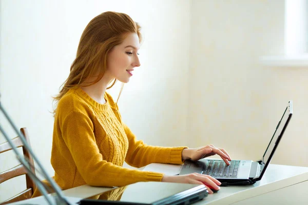 Hermosa Joven Suéter Amarillo Pelo Rojo Que Trabaja Oficina Detrás — Foto de Stock