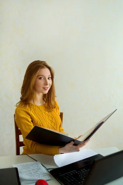 Hermosa Joven Suéter Amarillo Pelo Rojo Trabajando Oficina Con Una — Foto de Stock