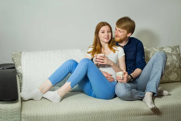 Schönes Junges Paar Mit Einem Mädchen Mit Roten Haaren Das — Stockfoto