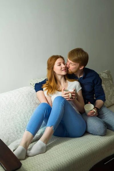 Schönes Junges Paar Mit Einem Mädchen Mit Roten Haaren Das — Stockfoto