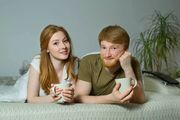 Glückliches Junges Paar Mit Einem Mädchen Mit Roten Haaren Das — Stockfoto