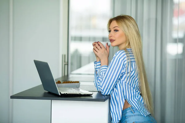 Schönes Junges Mädchen Das Hause Der Küche Mit Laptop Sich — Stockfoto