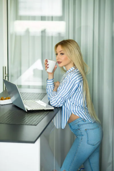 Piękna Młoda Dziewczyna Pracuje Siebie Laptopa Domu Kuchni Picia Kawy — Zdjęcie stockowe