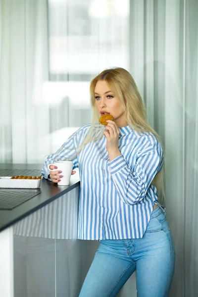 Piękna Młoda Blondynka Domu Kuchni Picia Kawa Śniadanie — Zdjęcie stockowe