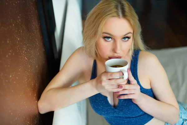 Bella Giovane Ragazza Bionda Con Capelli Lunghi Alza Ginocchio Sul — Foto Stock