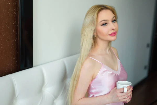 Vacker Ung Blond Kvinna Med Långt Hår Rosa Pyjamas Med — Stockfoto