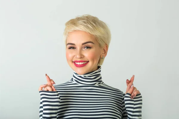 Menina Bonita Feliz Com Sorriso Rosto Com Penteado Curto Fundo — Fotografia de Stock