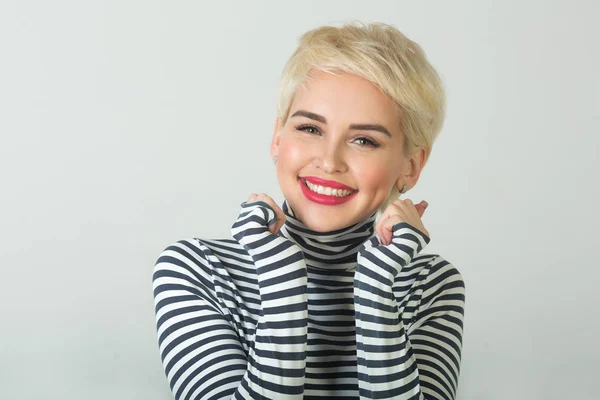 Menina Bonita Feliz Com Sorriso Rosto Com Penteado Curto Fundo — Fotografia de Stock