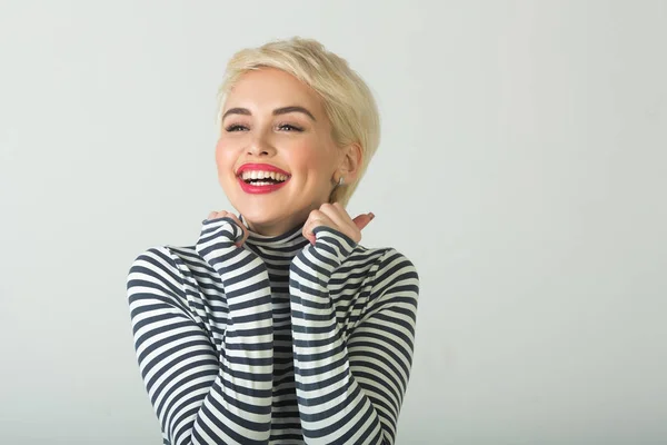 Menina Bonita Feliz Com Sorriso Rosto Com Penteado Curto Fundo — Fotografia de Stock