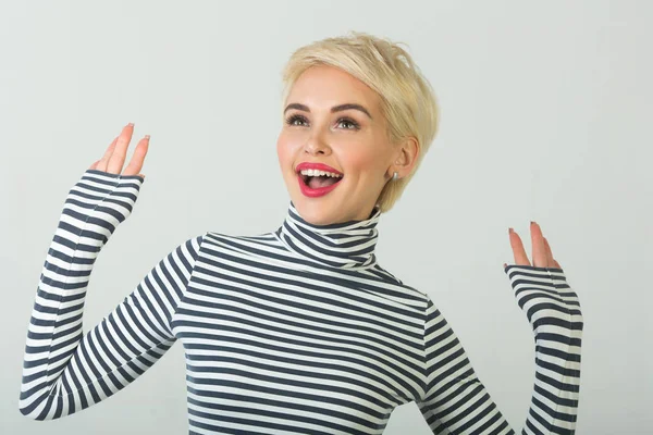 Menina Bonita Feliz Com Sorriso Rosto Com Penteado Curto Fundo — Fotografia de Stock