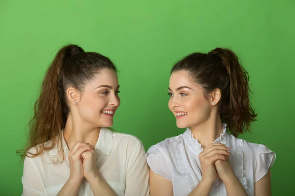 两个美丽的积极的女孩与快乐的情绪在绿色背景 — 图库照片