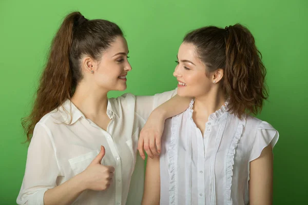Dvě Krásné Dívky Pozitivní Radostnými Pocity Zeleném Pozadí — Stock fotografie