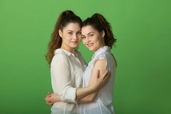 Duas Meninas Positivas Bonitas Com Emoções Alegres Fundo Verde — Fotografia de Stock