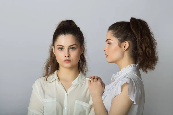 Dos Hermosas Hermanas Gemelas Con Una Expresión Facial Severa Blusas — Foto de Stock