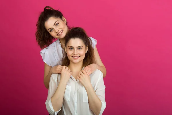 Dos Hermosas Hermanas Gemelas Buen Humor Blusas Blancas Sobre Fondo —  Fotos de Stock