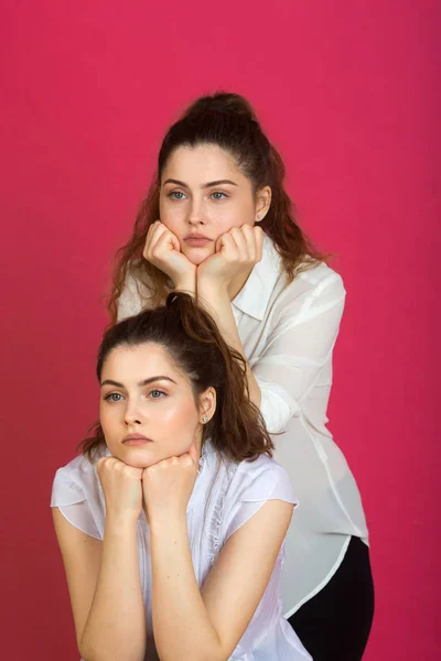 Dvě Krásné Mladé Sestry Dvě Dívky Smutný Výraz Tváře Růžovém — Stock fotografie