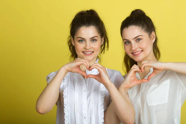 Zwei Schöne Fröhliche Schwestern Zwillingsmädchen Weißen Blusen Auf Gelbem Hintergrund — Stockfoto