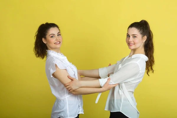 Дві Красиві Радісні Сестри Близнюки Білих Блузах Жовтому Тлі — стокове фото