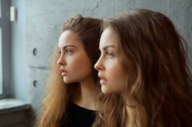 akan ile ikiz kardeşler iki güzel genç kız portre saç