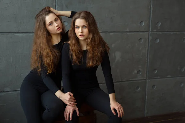 Retrato Duas Belas Meninas Irmãs Gêmeas Com Cabelo Fluindo Contra — Fotografia de Stock