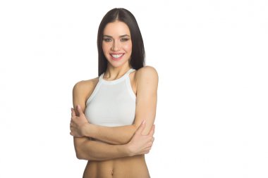 Beyaz bir arka plan üzerinde beyaz kolsuz bluz bir gülümseme güzel neşeli kız