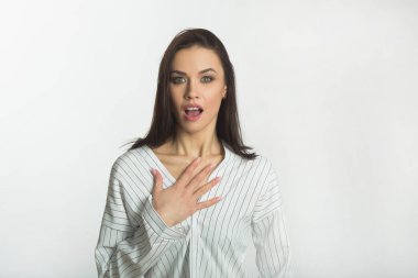 güzel genç kız korkmuş bir yüz ile hafif bir gömlek beyaz bir arka plan üzerinde