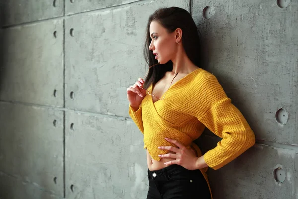 잠겨있는 인테리어에 노란색 스웨터에 — 스톡 사진
